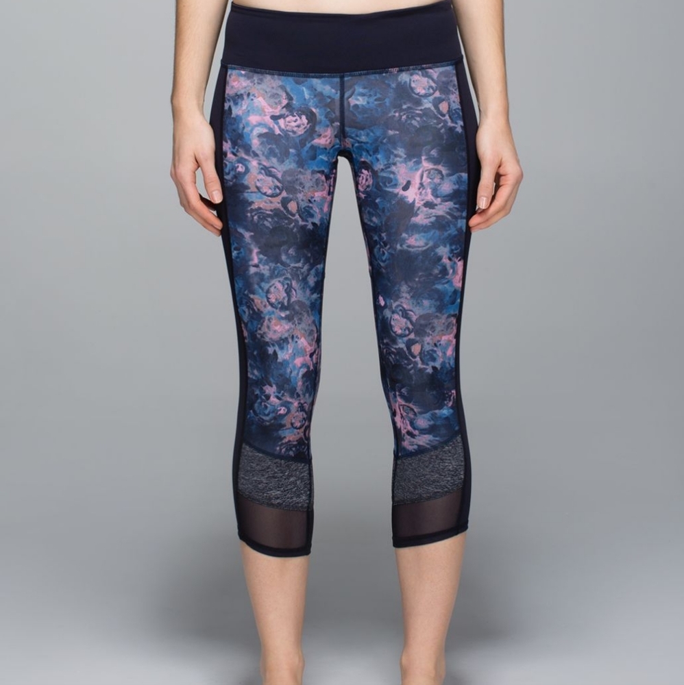 Lululemon If Your Lucky Crop. Moody Mirage Bark Berry size 6